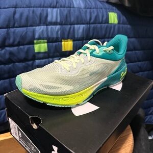 UA HOVR Machina Breeze CN